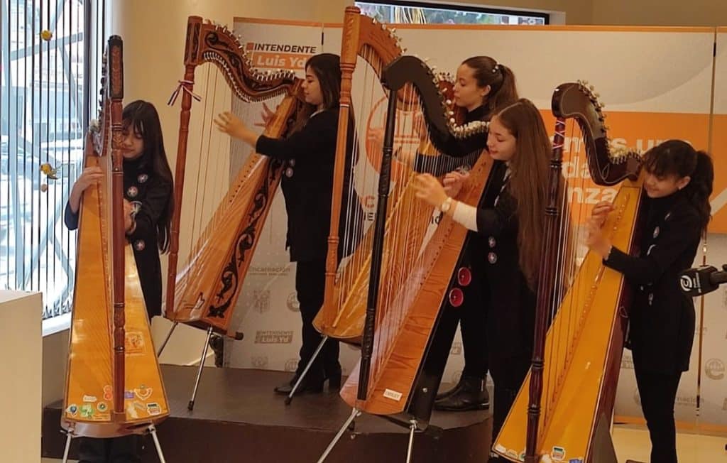 Conjunto de arpas de la escuela municipal, durante la conferencia de prensa llevada a cabo en el Centro Municipal de Arte (CEMA) de Encarnación para anunciar la realización del Festival Nacional 100 años de la Guarania.