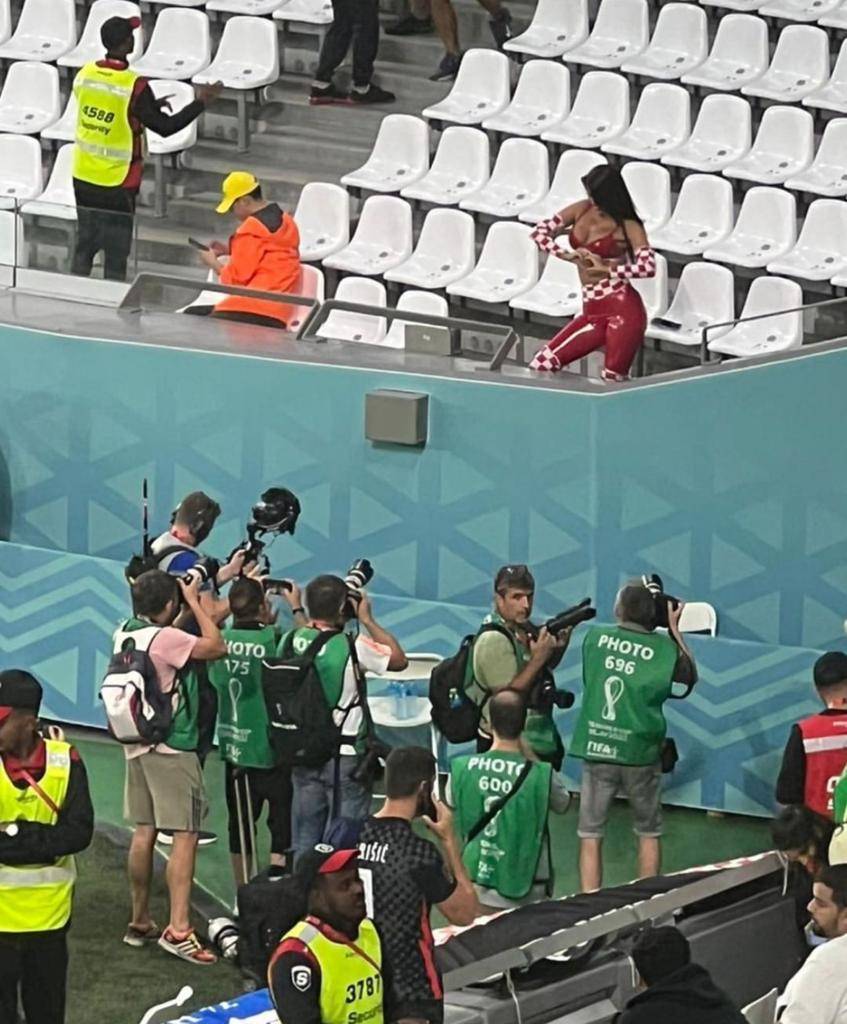 Ivanna, en la previa al partido contra Brasil, con todas las cámaras apuntando a ella. @knolldoll