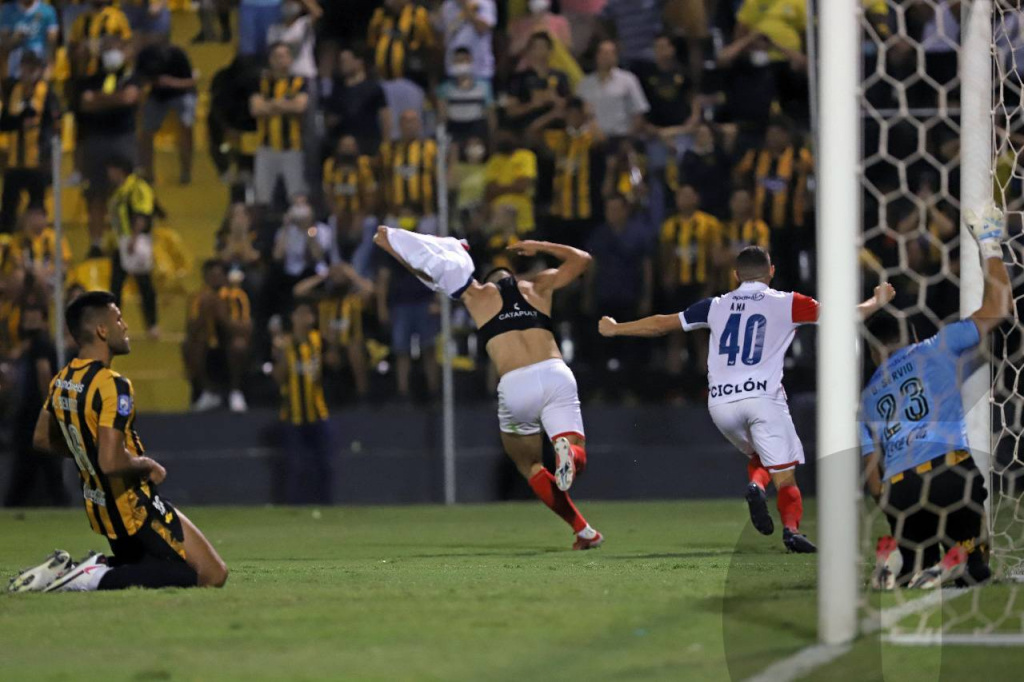 El alocado festejo de Juan Patiño luego de su gol en el último minuto.Crédito: Jorge Jara