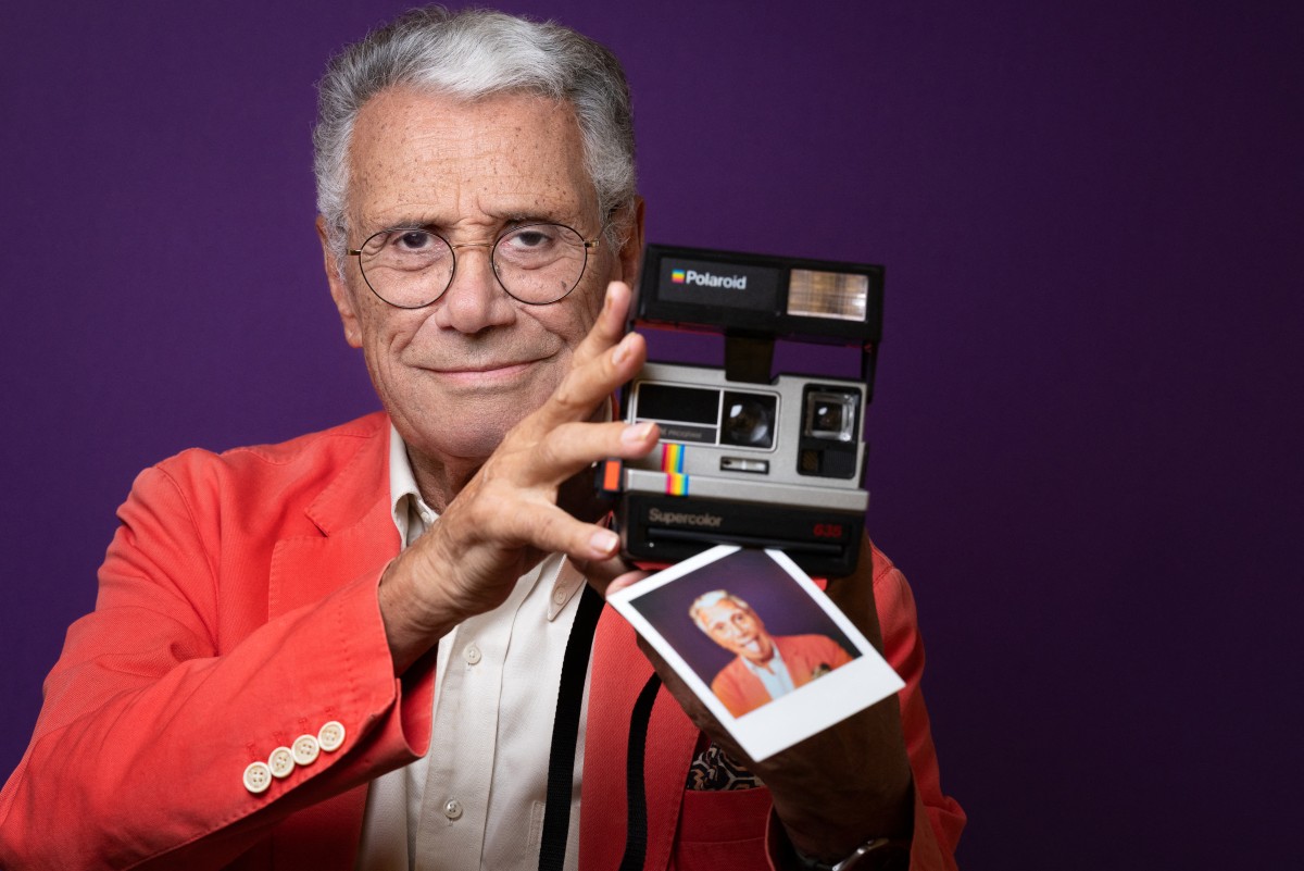 El fotógrafo francés Jean-Marie Perier posa con una cámara polaroid durante una exhibición en París.