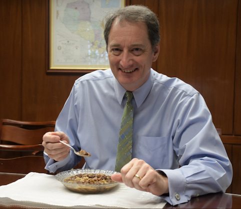 PROBÓ. El embajador yanqui en nuestro país le aplicó también un plato.