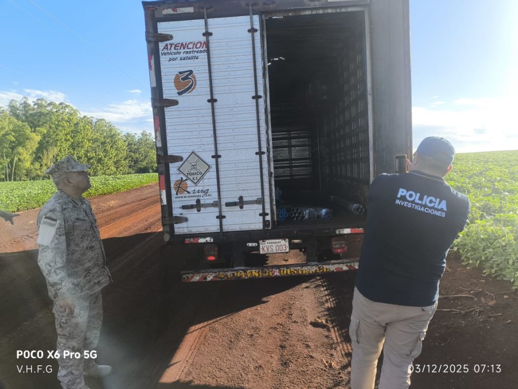 Los asaltantes trasbordaron la mercadería a dos automóviles y abandonaron el vehículo.