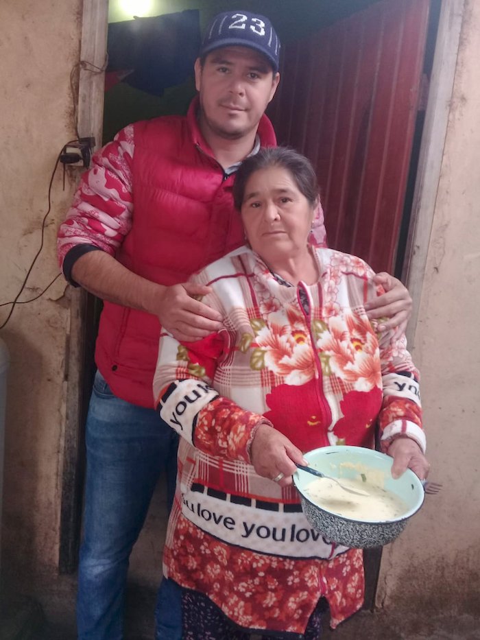 Líder en compañía de su madre.