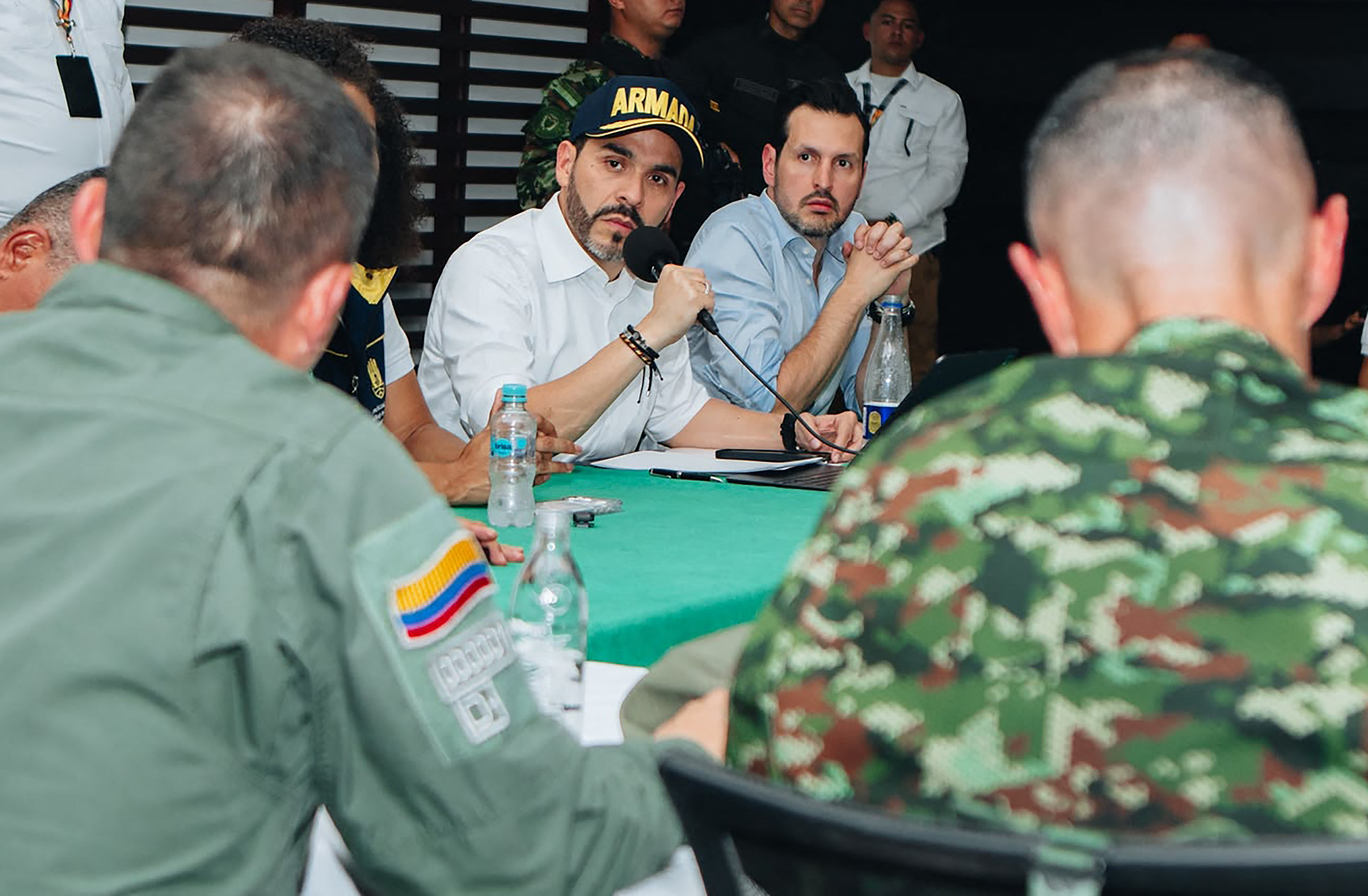 El presidente de Colombia, Abelardo de la Espriella (centro) lidera una reunión de emergencia por el terremoto que azotó el lunes a su país.