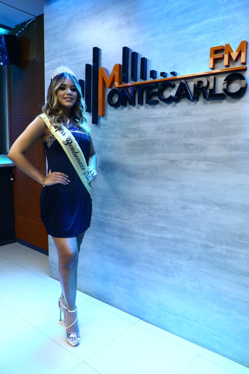 Jhulie deslumbra con su belleza y actitud. En su visita a los estudios de Montecarlo FM. Foto: Eduardo Velázquez /NaciónMedia.