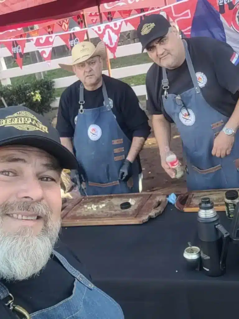 El equipo "Amigos del fuego" en la Expo Asador 2025.