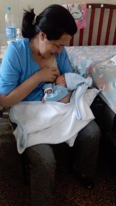 CHÚLINA. Aquí dando de mamar al pequeño recién nacido. (Gentileza: Fabián Sánchez)