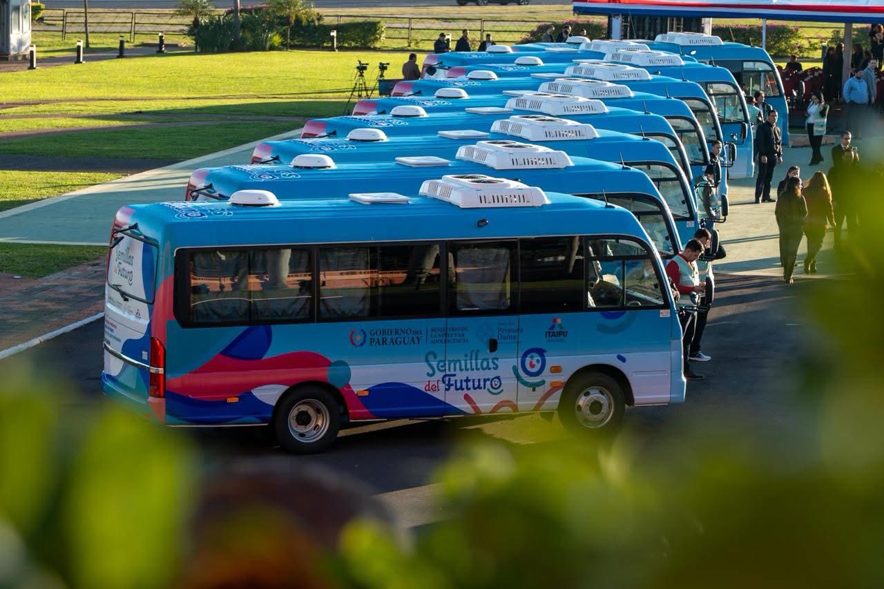 El Gobierno presentó 18 bibliobuses para llevar oportunidades a niños y niñas de todo el país. Foto: Presidencia