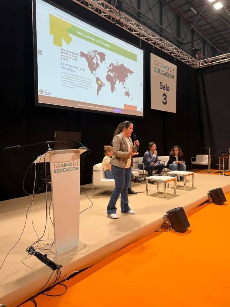 Becaria en una exposición sobre Competencias Digitales en el nivel inicialy secundario de Paraguay durante un congreso en España.
