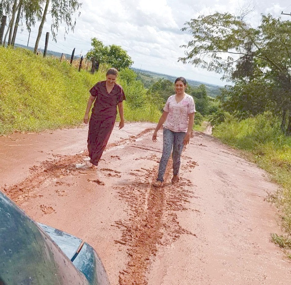 Las doctoras tuvieron que salir caminando para seguir sirviendo a la comunidad.
