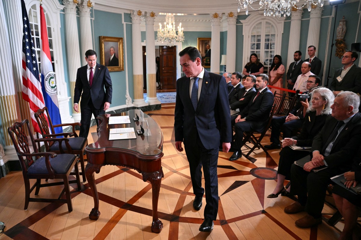 El secetario de Estado, Marco Rubio (al fondo) y el canciller paraguayo, Rubén Ramírez (derecha, de pie), en el Departamento de Estado.