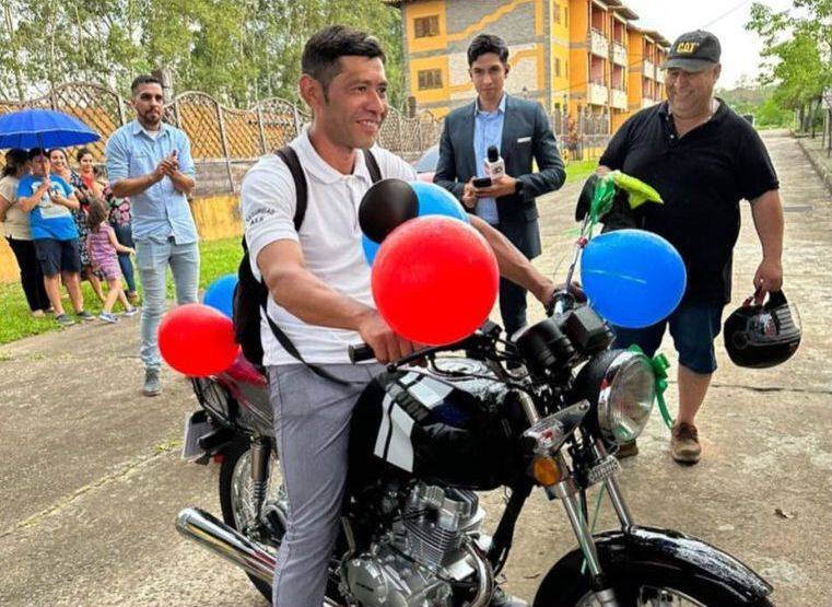 Así de feliz se lo veía a Pablino Duarte con la moto que le regalaron. (Foto: SomosCerro)