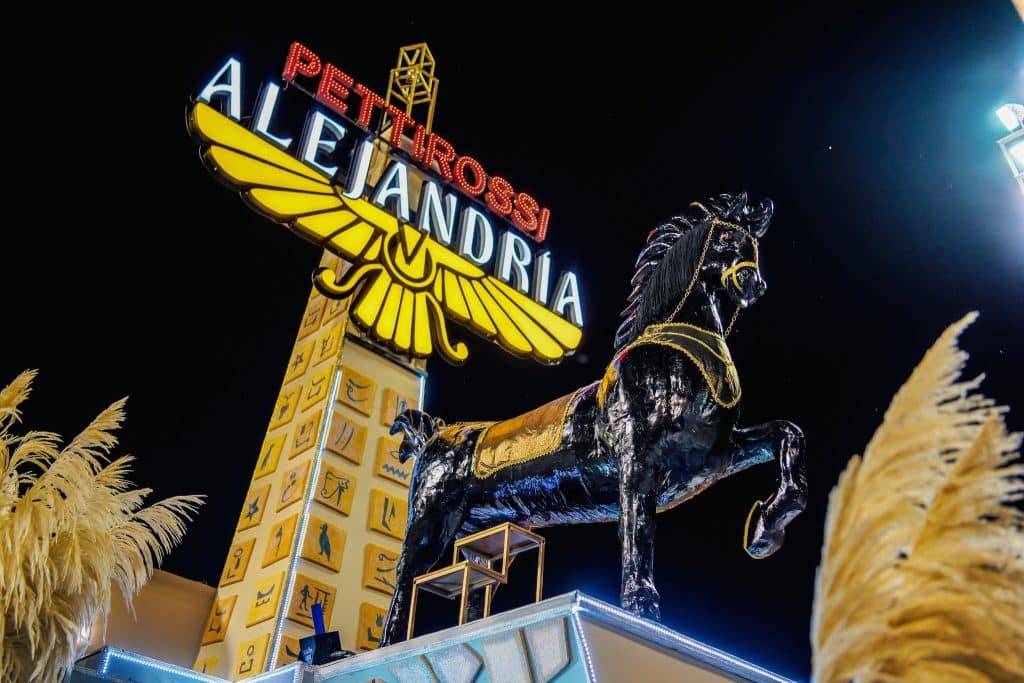 Carroza del Club Pettirossi en la primera noche del carnaval encarnaceno.
