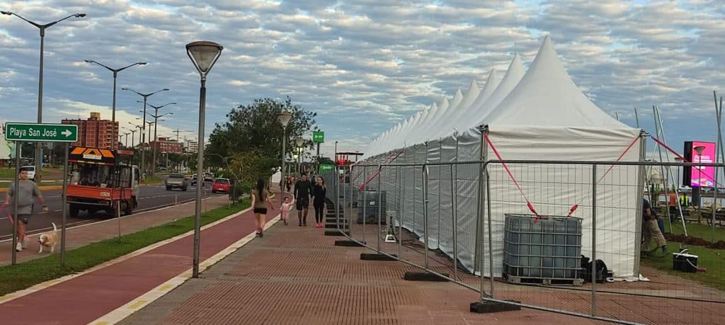 Una familia camina por el paseo de la playa San José donde ya está montada la infraestructura para el desarrollo de los Juegos Panamericanos Junior ASU 2025.