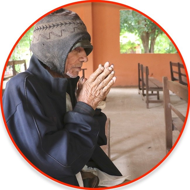 El abuelito ora todos los días en la capilla.