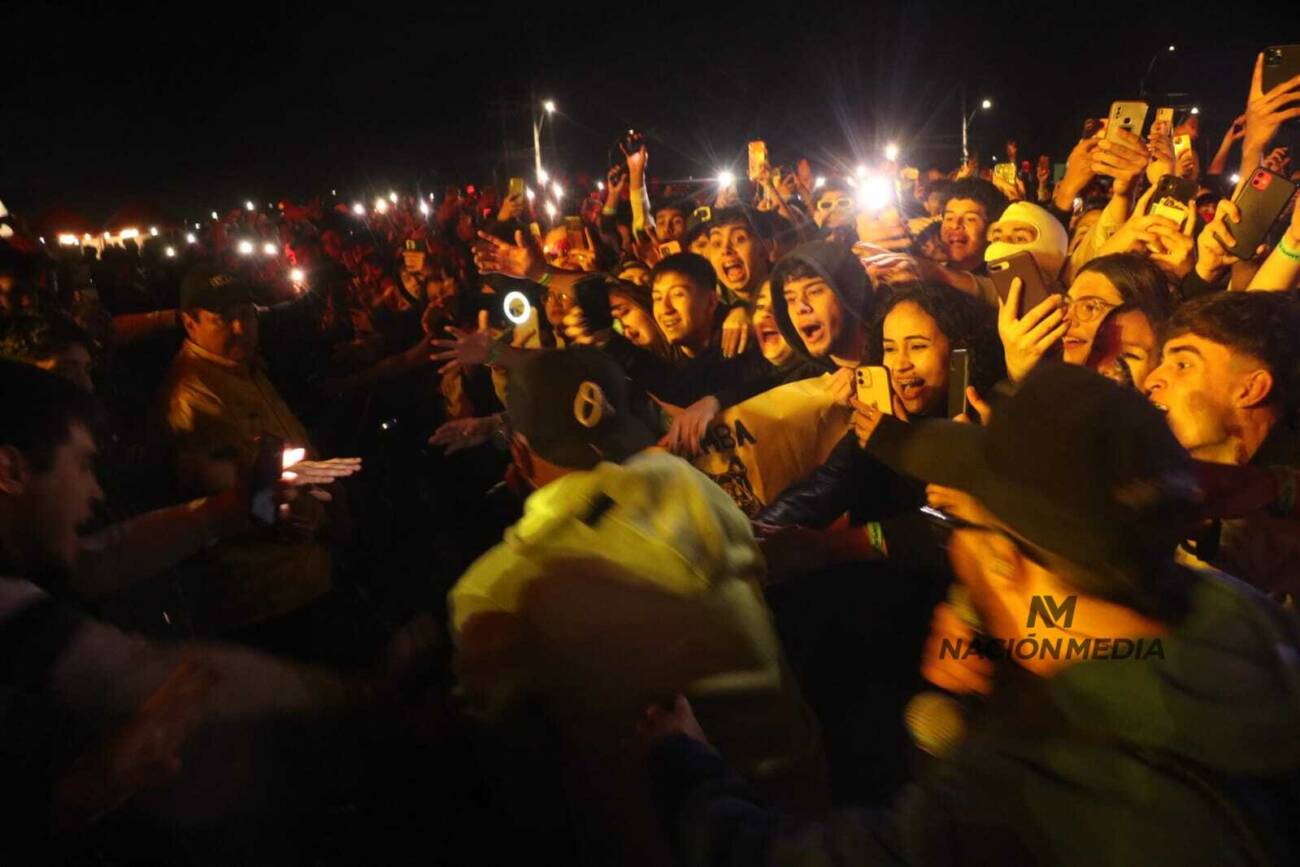 El cantante, en momento de tirarse sobre su público. Foto: Cristóbal Núñez / Nación Media.