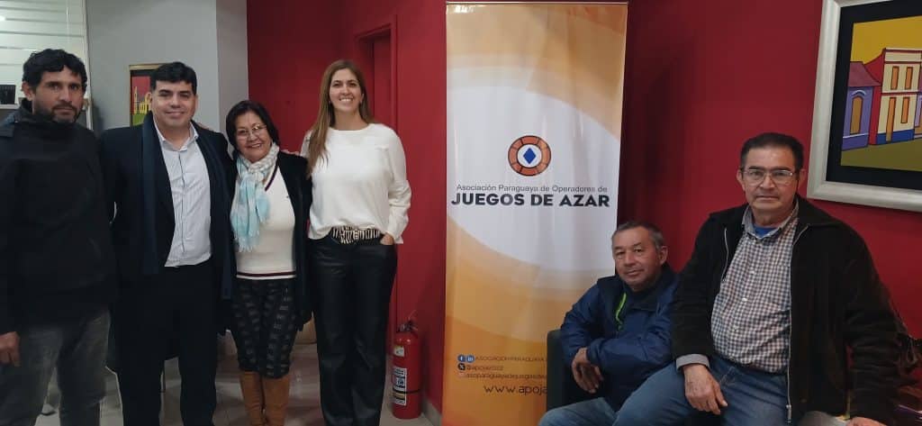 El diputado Adrián "Billy" Vaesken (segundo de izq. a der.) acompañado de Alicia Gutierrez de Sintraquiba y Lorena Rojas de Apoja, además de otros trabajadores del rubro de juegos de azar.