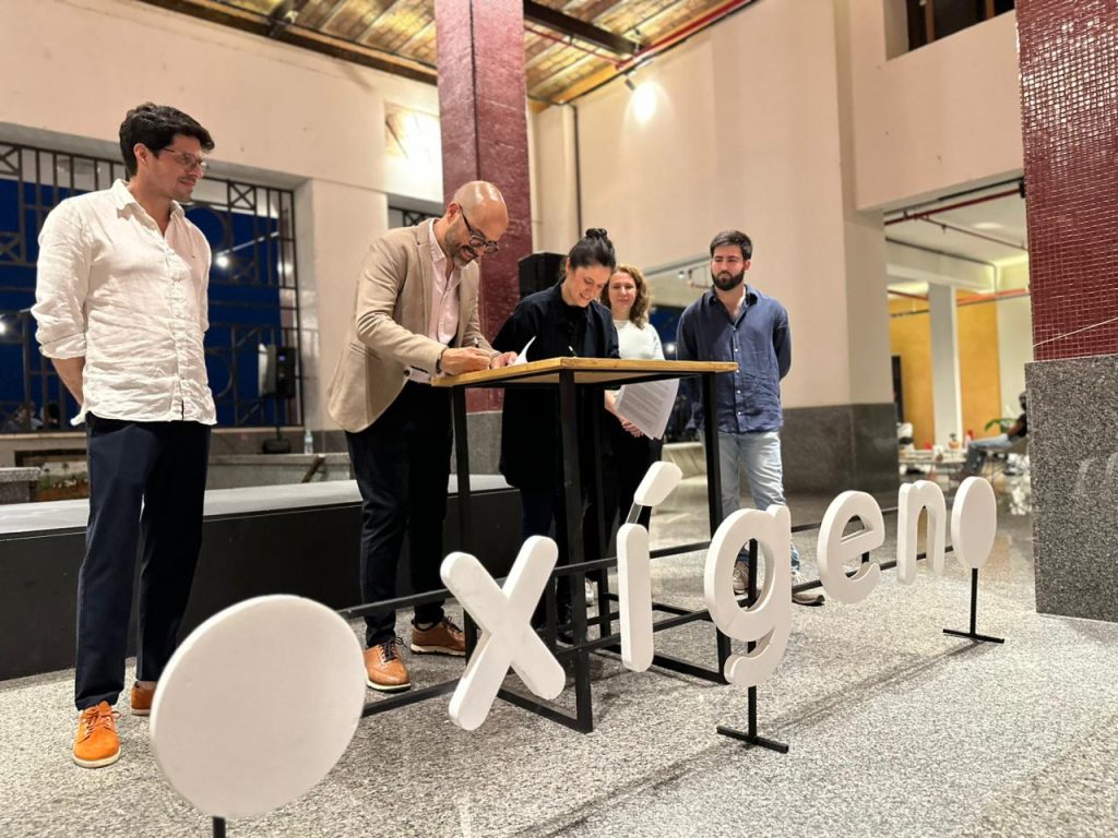 Roberto Galeano y la ministra Adriana Ortiz en el momento de la firma del convenio delEspacio Cultural Itaú. A la izquierda se observa a César Centurión.
