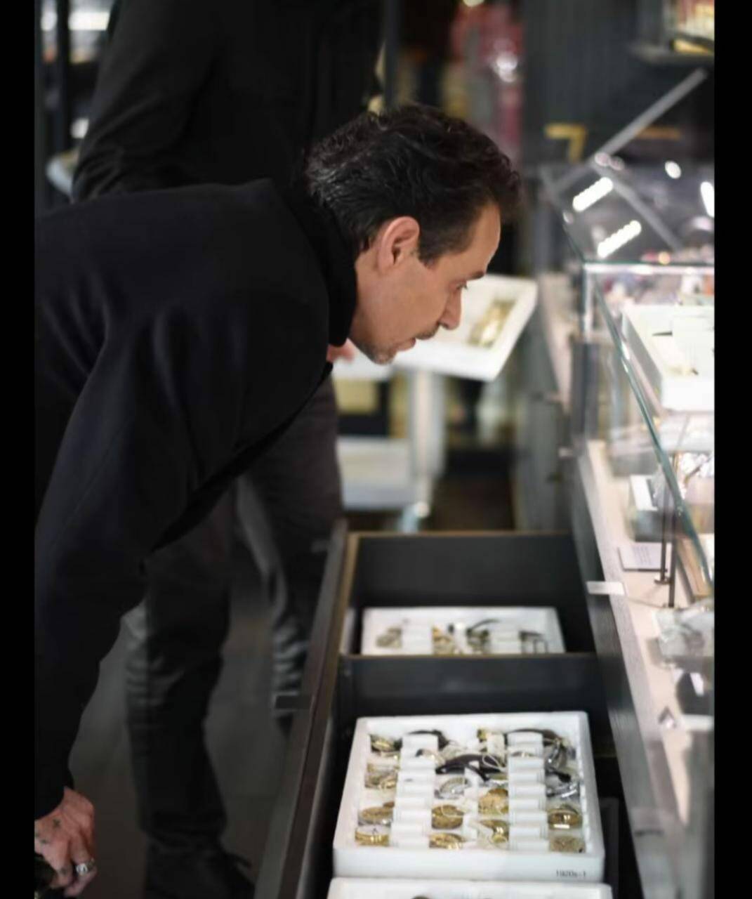 El salsero, ¿vicheando su propia colección? (FOTO: @bulova)