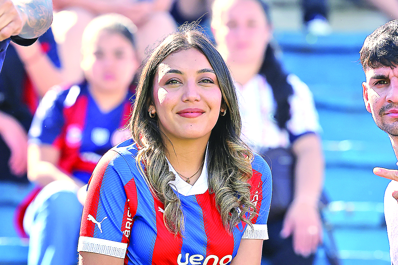 Hinchada azulgrana presente. La fanaticada cerrista también ocupó su sector en el estadio de Sajonia.