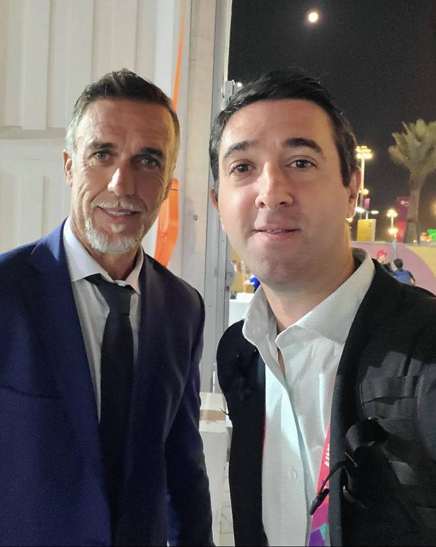 Nico Lithitx, en Qatar junto al exídolo argentino, Gabriel Omar Batistuta. (FOTO: @nicolithitx)