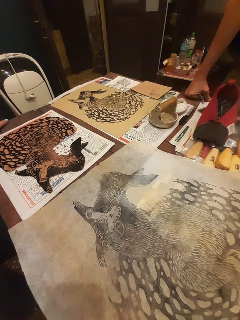 El linograbado es una técnica de impresión directa en la que se talla una imagen sobre una plancha delinóleo.