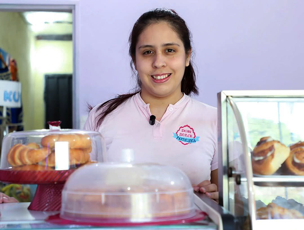Flor Romero, la joven pastelera del barrio Tres Bocas que inspira con su historia de esfuerzo, capacitación y crecimiento emprendedor.