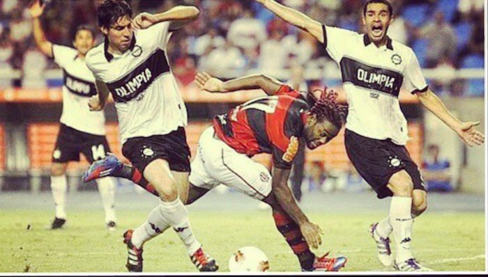 “Kike” con Olimpia, ante Flamengo. Con la “O” jugó la final deCopa 2013.