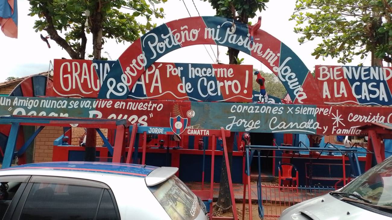 La casa de don Jorge está pintado y adornado de punta a punta con los colores de Cerro Porteño. (Gentileza)