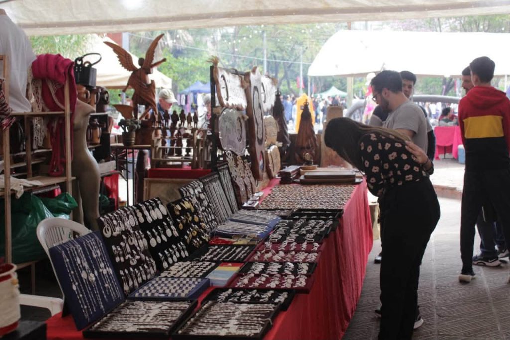 Mucha gente visita la feria en calle Palma-Foto Municipalida de Asunción