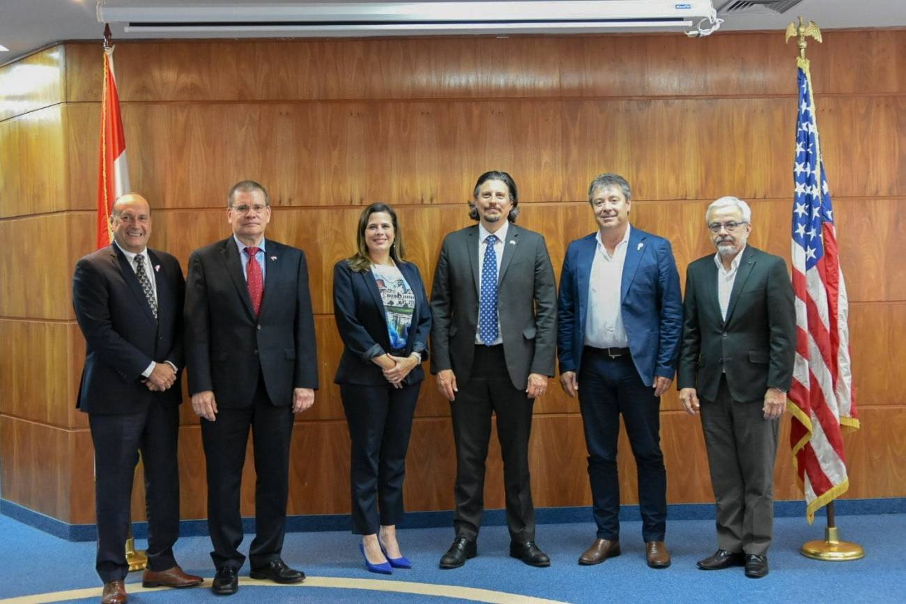 Los parlamentarios paraguayos, junto al coordinador yanqui, posando para la foto. Gentileza