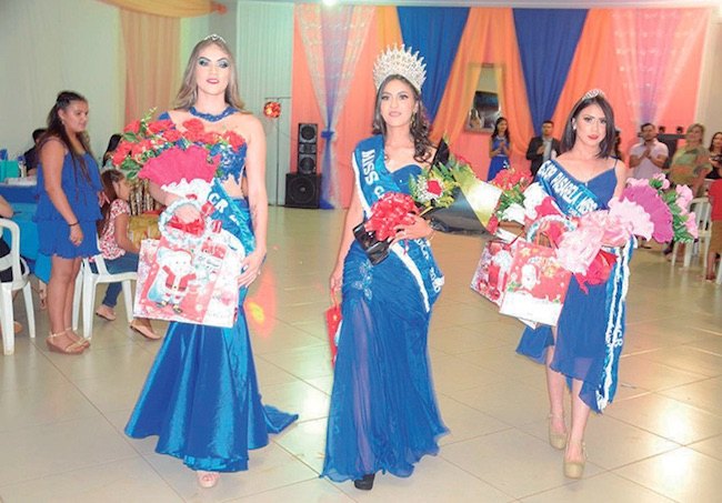 El desfile de las tres electas durante la fiesta.