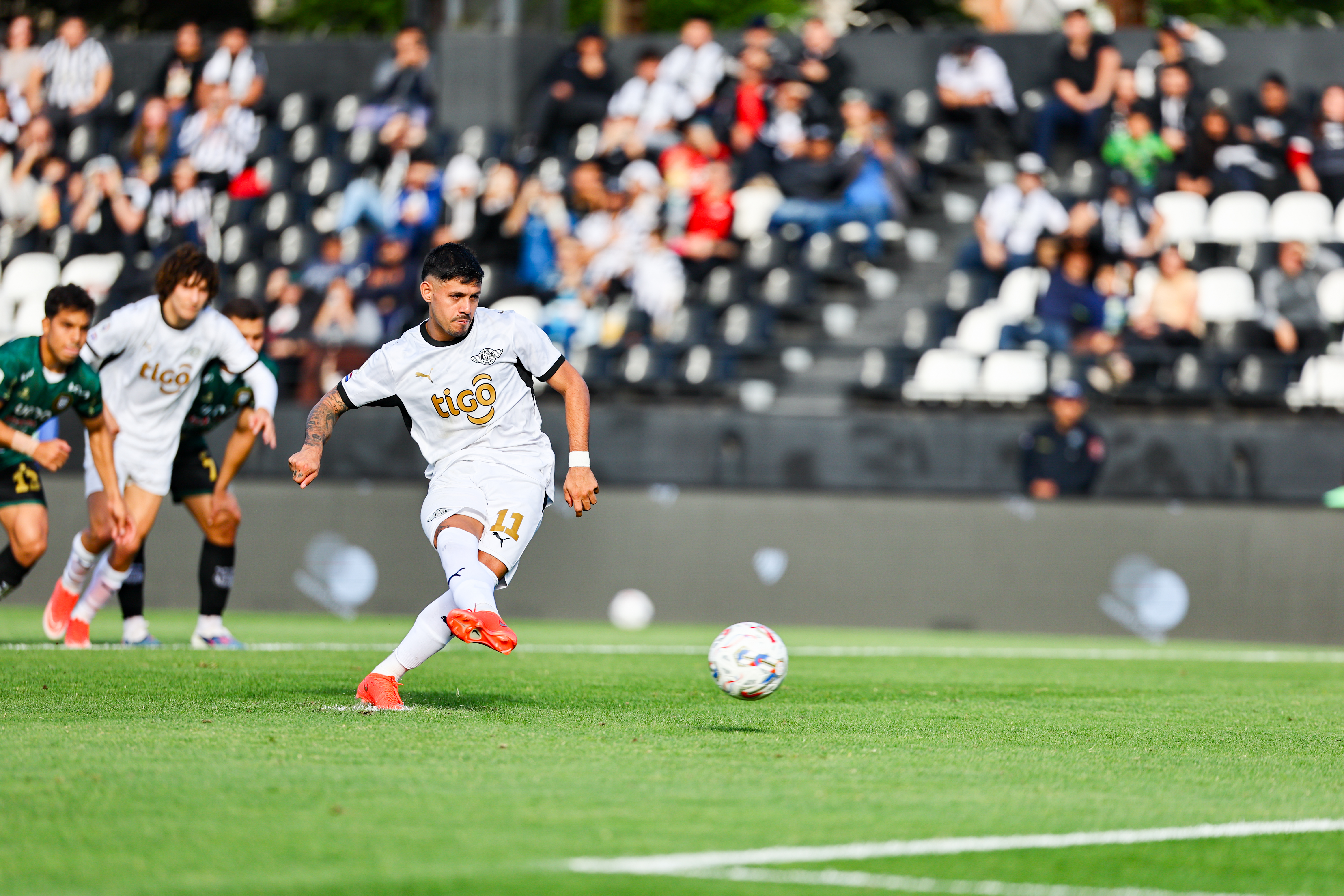 Desde los doce pasos, el "Rayo" marcó el segundo gol para el Albinegro.