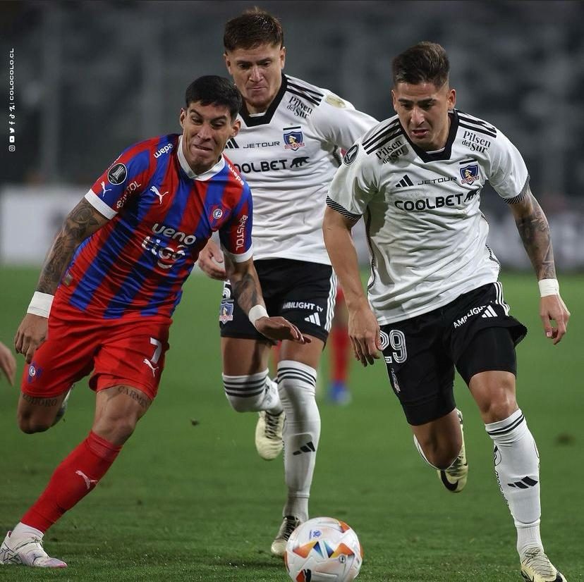 Enzo Giménez(Cerro Porteño) y Guillermo Paiva(ColoColo) en la disputa por el balónFoto: Colo Colo