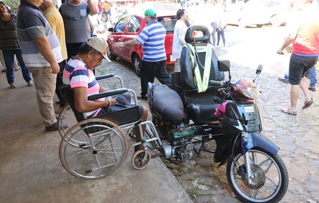 CAPO. No necesitó ayuda para bajar de su moto y sentarse en su silla de ruedas.