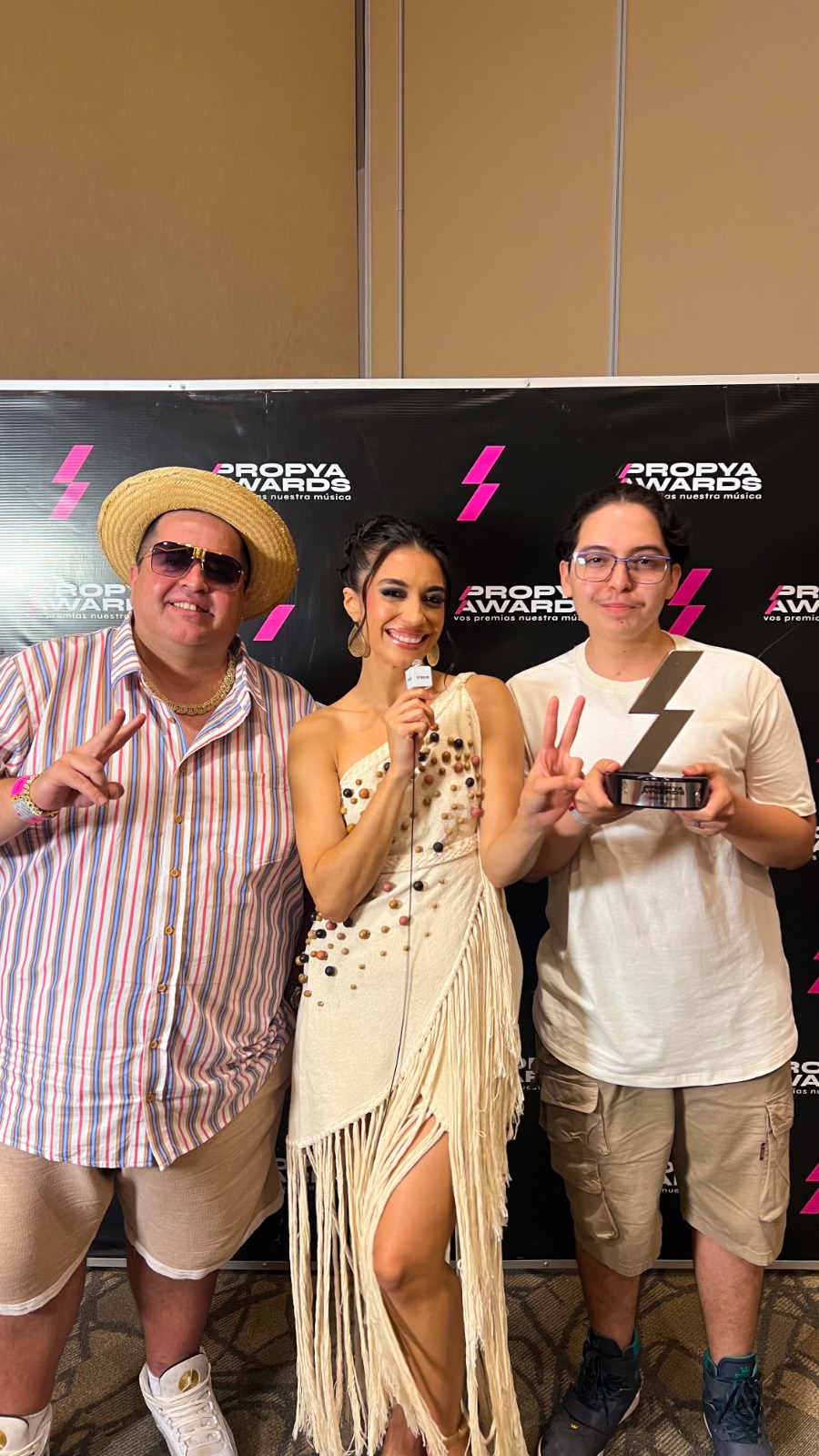 Humbertiko y Urbanos se quedó con el galardón “Mejor Canción del Año”.