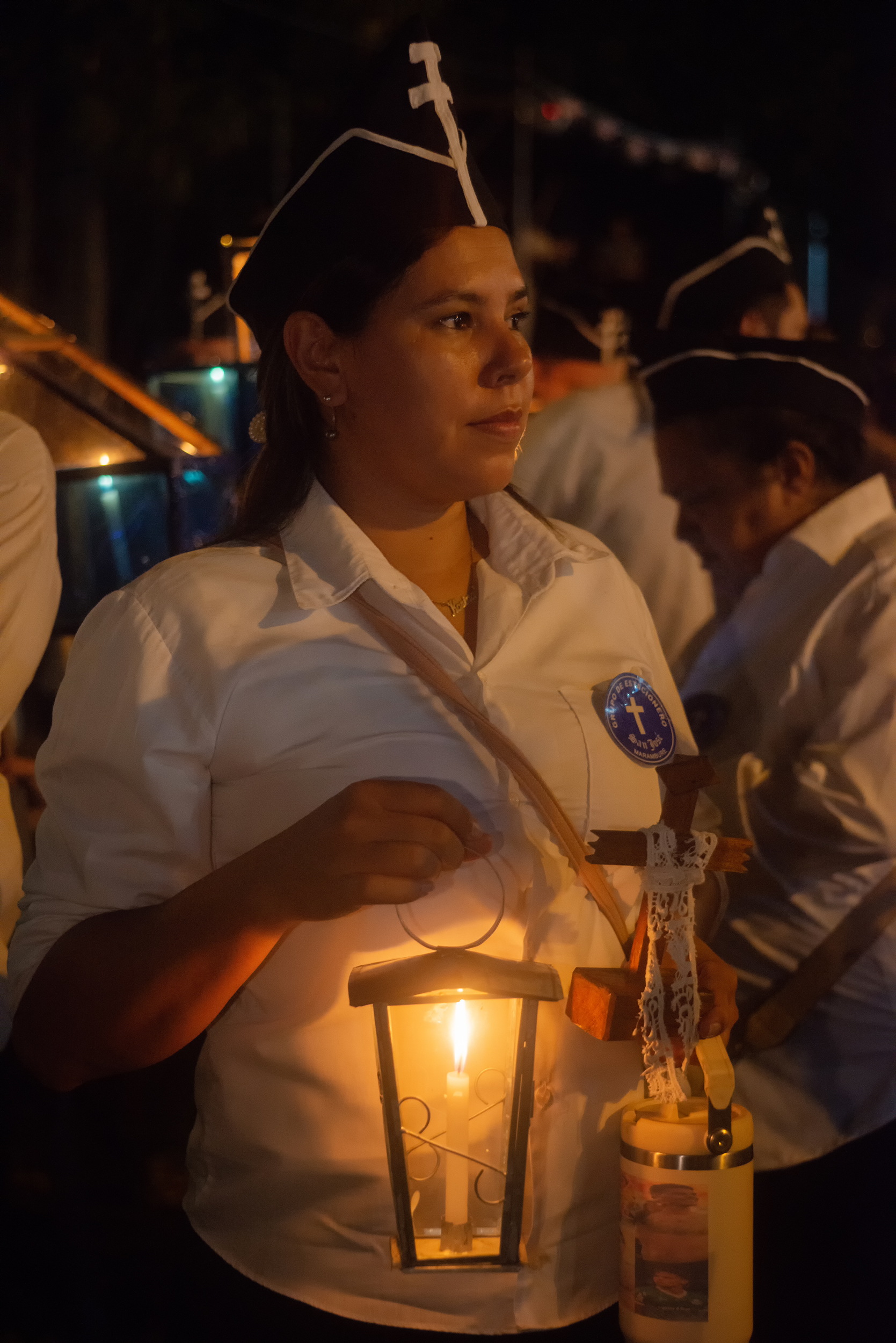 Faroles, cruces y altares acompañan el paso de los pasioneros, en una manifestación de fe en torno a la Semana Santa.
