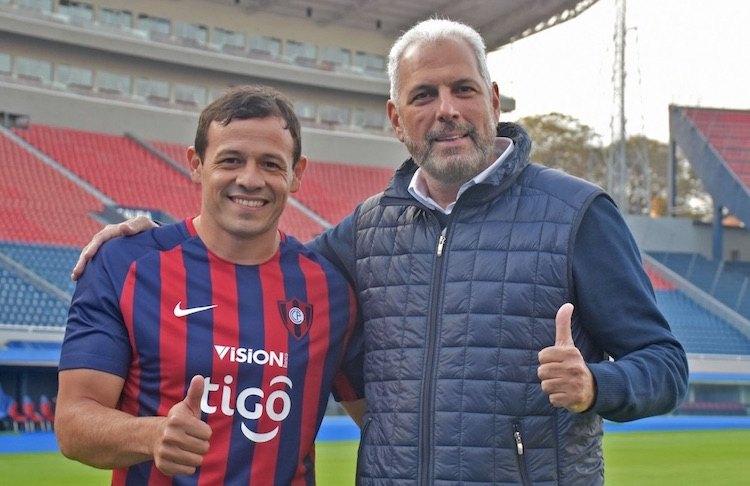 Adalberto junto a Juan José Zapag, dirigente del Ciclón.