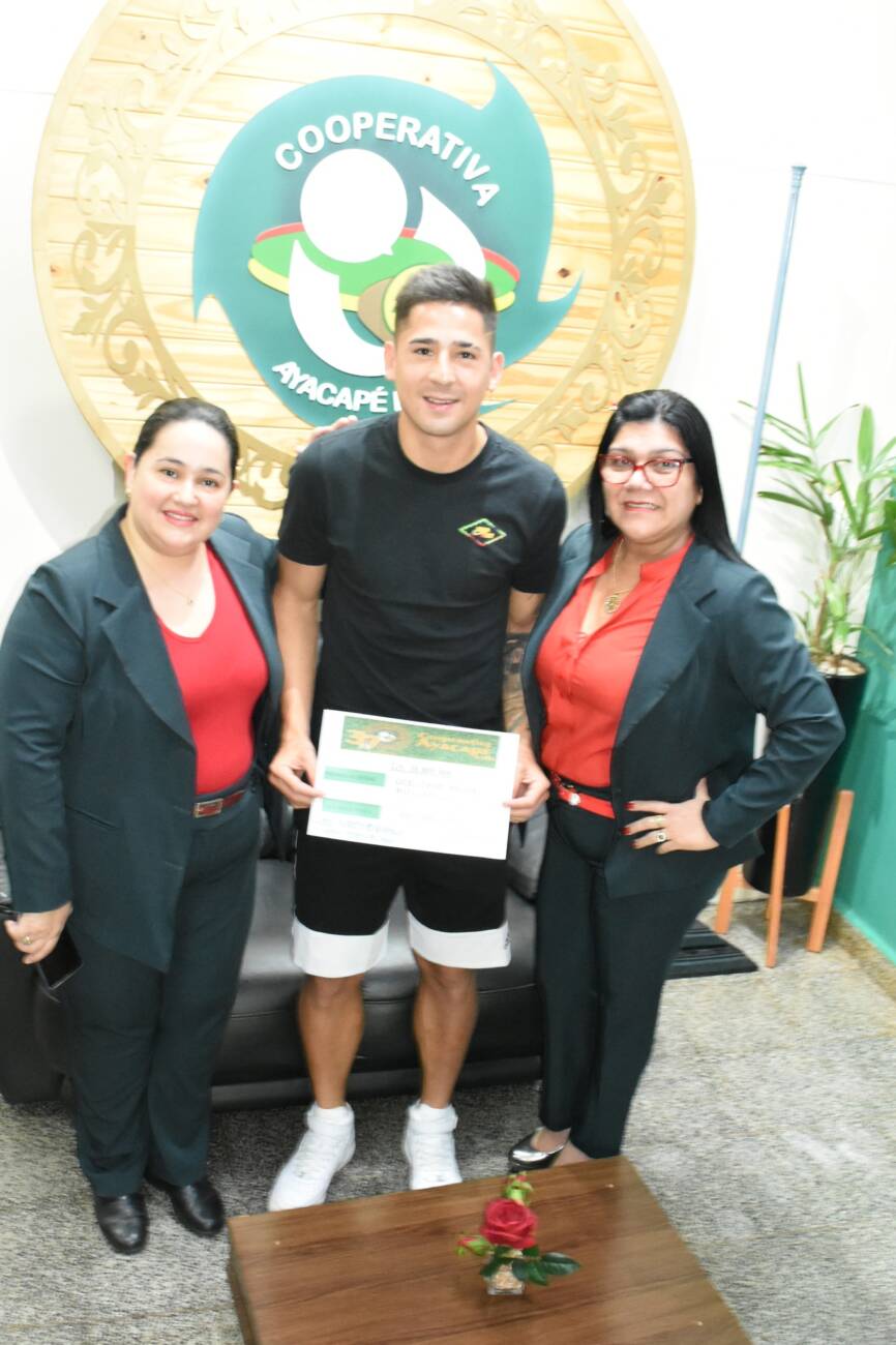 Guillermo Paiva, feliz con su premio. Las representantes de la Cooperativa, chochas, posando con el suertudo.