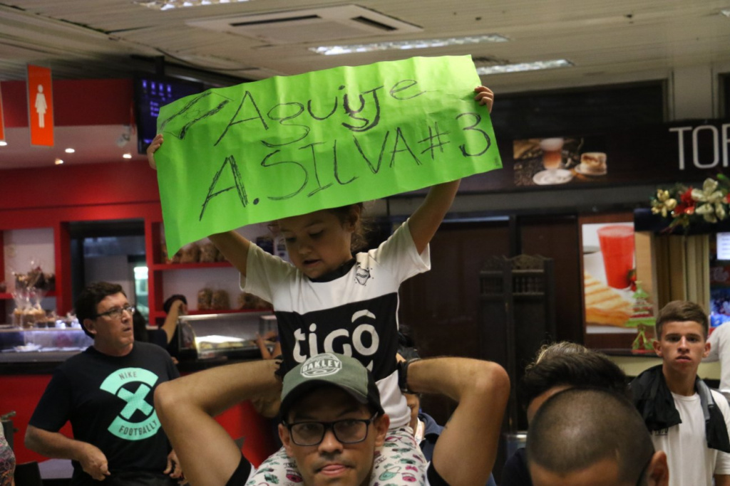En todos los idiomas le dan gracias al charrúa por su vuelta.