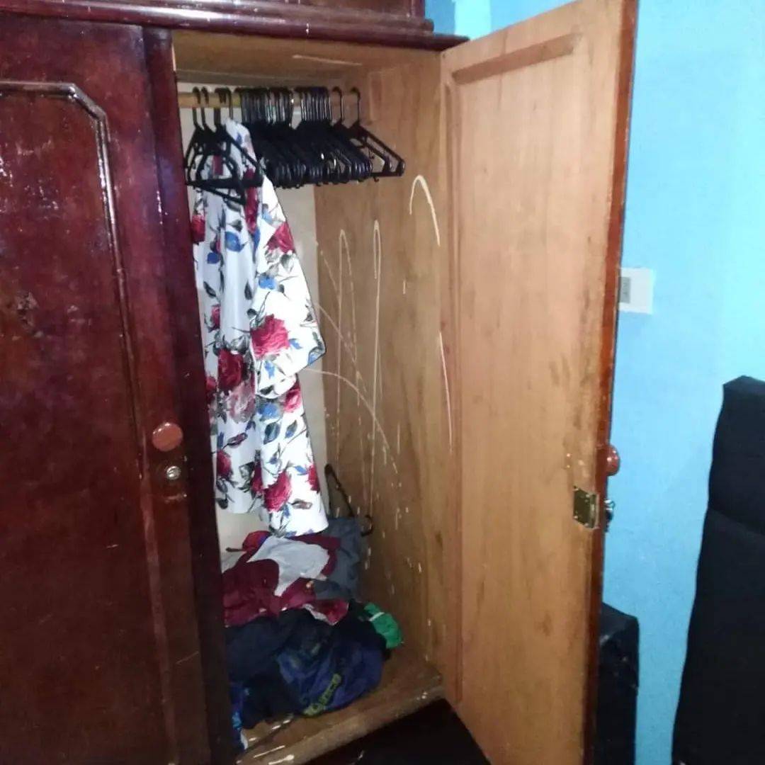 Los ladrones forzaron el ropero del árbitro para alzarse con las 50 camisetas. (@ahora.py)