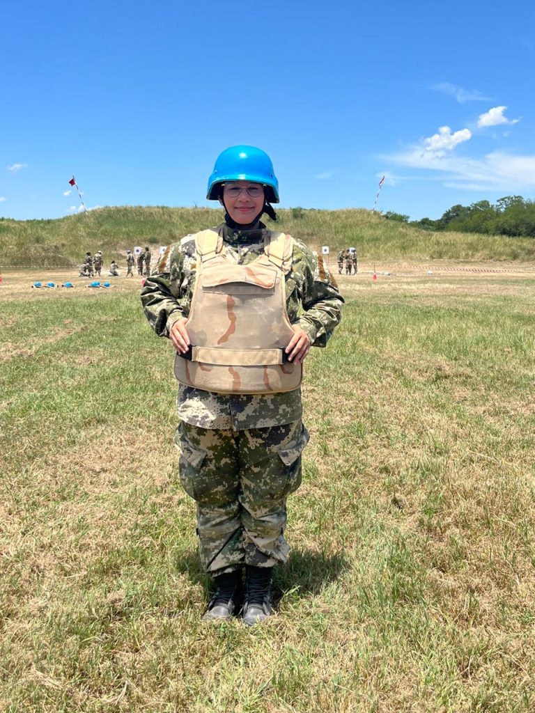 Determinación y coraje: María del Carmen, con equipo completo de instrucción, representa la nueva generación de mujeres que lideran con disciplina en las Fuerzas Armadas.