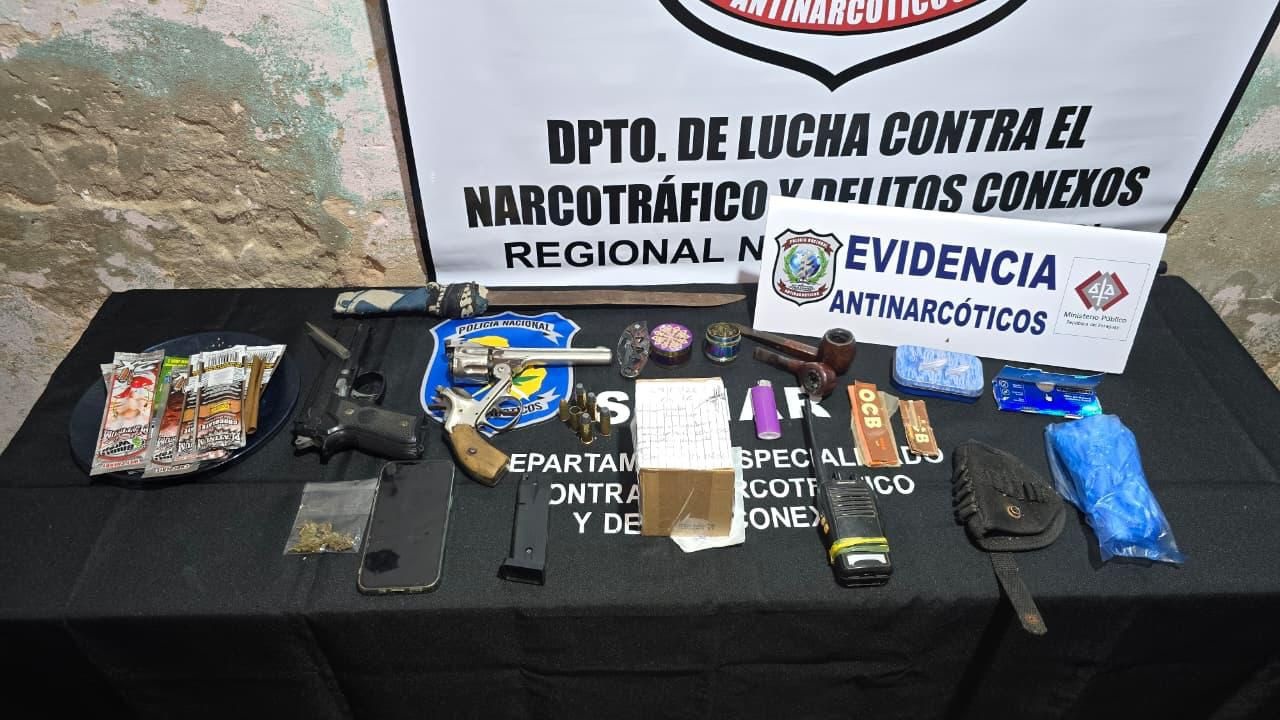 Evidencias incautadas durante el operativo. Foto: Policía