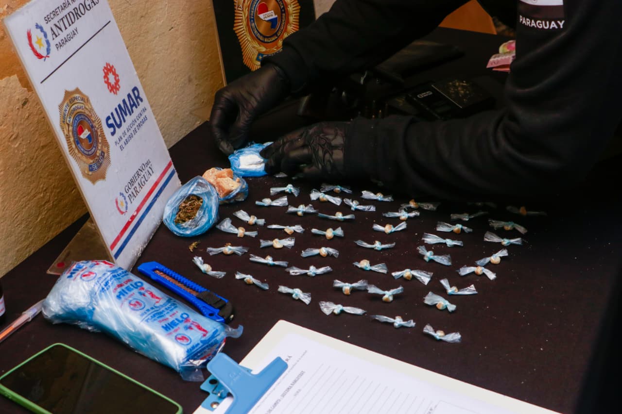En uno de los inmuebles fueron incautadas 39 bochas de clorhidrato de cocaína. Foto: Senad