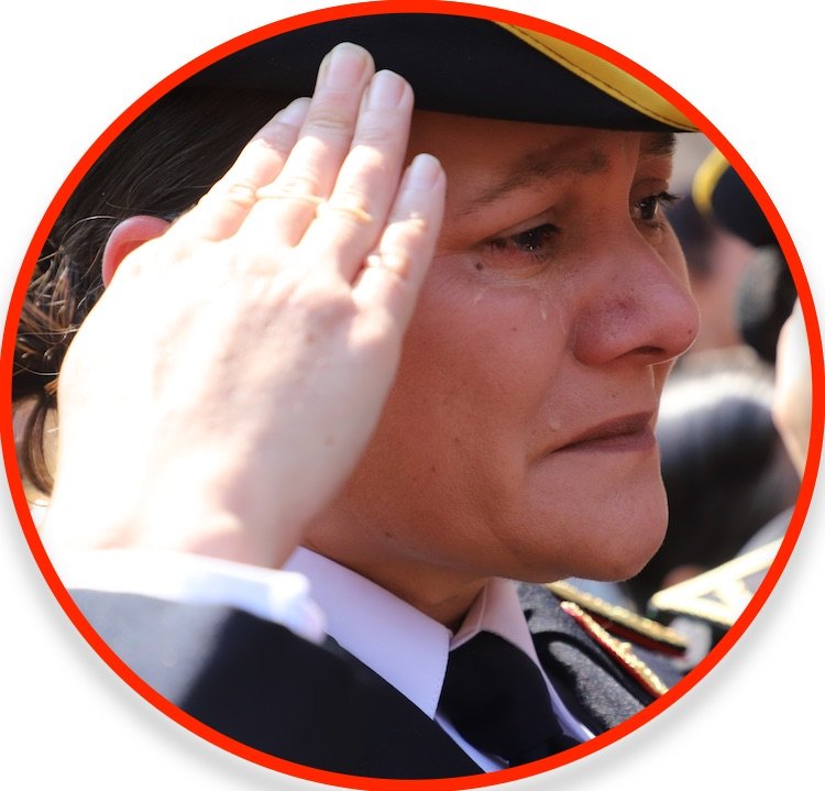 Con lágrimas en los ojos esta oficial de Policía fue a rendirle honores.