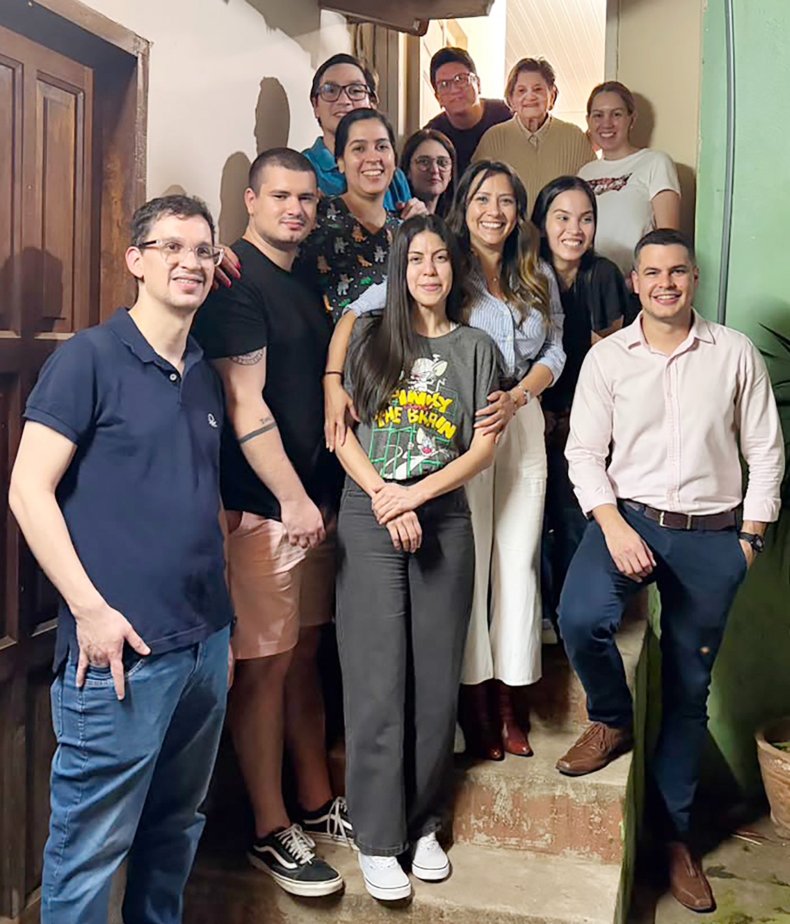 La profe Lilia festejó sus 93 años arropada por el cariño de 11 de sus nietos. Una familia que representa su mayor apoyo y orgullo.