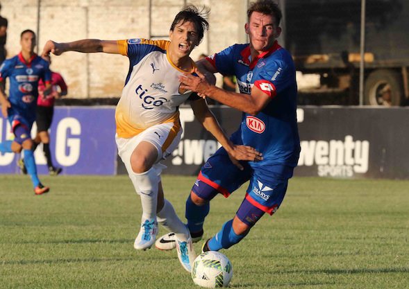 RECIO CENTRAL. Portillo marcó a Pablo Zeballos (SL).
