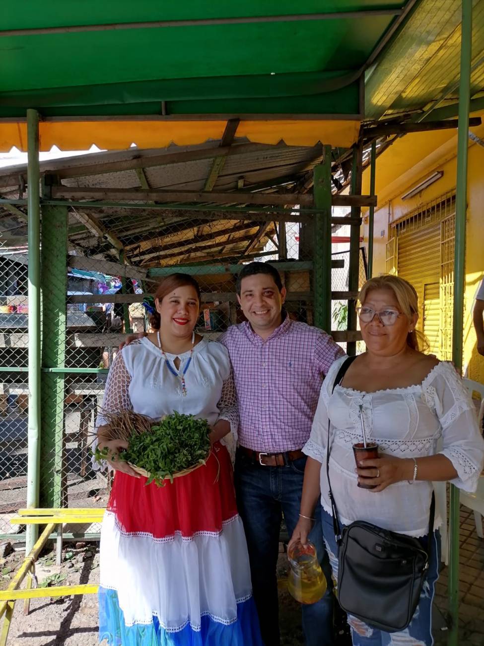 El director del Mercado 4, junto a las dos Carmen, madre e hija. Foto: Gentileza.