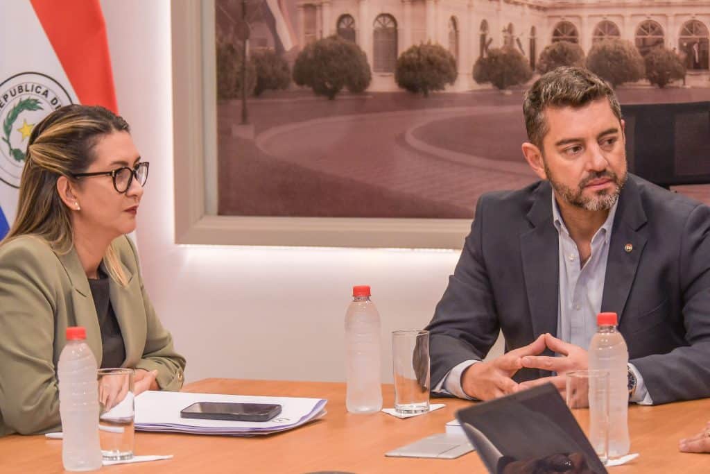 Ministra de Trabajo Empleo y Seguridad Social Mónica Recalde, en mesa de reunión con el icepresidente Pedro Alliana.