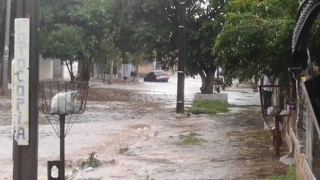 Este automovilista cayó anga a un bache en medio del raudal. Foto Angélica Giménez Universo 970